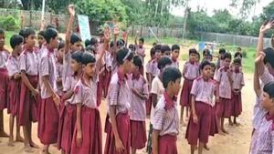 அதிர்ச்சி காரணம்.. ஹாஸ்டலில் தங்கி படித்த 180 மாணவிகளின் தலை முடியை வெட்டிய தலைமை ஆசிரியர் 