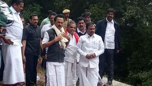 தொடர் மழையால் பரிதவிக்கும் நீலகிரி மக்கள்.. நேரில் சென்று சந்தித்த ஸ்டாலின்.. உதவித்தொகை வழங்கினார் 