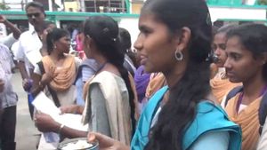 அன்னம் வழங்க வேண்டியவரே 'கை' வைத்த கொடுமை.. உணவு தட்டோடு கலெக்டரிடம் மாணவிகள் கண்ணீர்