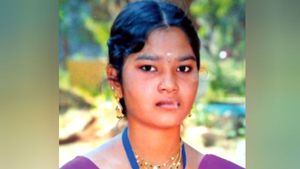 ஆபாச படங்களை வெளியிடுவேன்.. மிரட்டிய காதலன்.. உயிரை மாய்த்து கொண்ட ஆசிரியை! 