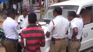 குமரி மாவட்டத்தில் வளைத்து வளைத்து வேட்டை.. தெறித்து ஓடும் ஹெல்மெட் அணியாதவர்கள்