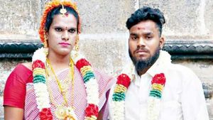 லட்சுமணனுடன் செம்ம காதல்.. இப்ப கல்யாணம் பண்ணிக்கிட்டோம்.. வெட்க புன்னகையுடன் திருநங்கை அமிர்தா