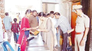 பயங்கரவாதிகள் ஊடுருவல் எதிரொலி.. திருச்சி ரங்கநாதர் கோயிலில் பலத்த பாதுகாப்பு 