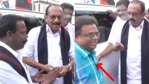 என்னது.. காசு இல்லையா... செல்பி எடுக்க வந்த தொண்டரை விரட்டிய வைகோ.. சலசலப்பு வீடியோ! 