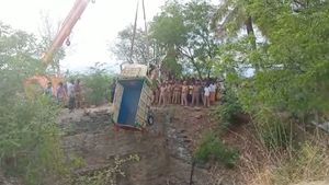 திருச்சி அருகே பயங்கர விபத்து.. சரக்கு வாகனம் கிணற்றில் கவிழ்ந்து 8 பேர் சாவு 
