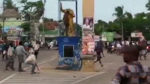  வேதாரண்யத்தில் இருபிரிவினரிடையே மோதல்.. அம்பேத்கர் சிலை உடைப்பு.. பெரும் கலவரம்.. பரபரப்பு! 