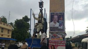 வேதாரண்யம் கலவரத்தில் உடைக்கப்பட்ட அம்பேத்கர் சிலை.. உடனடியாக புதிய சிலை நிறுவிய தமிழக அரசு! 