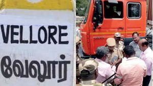 வேலூர்.. நடுரோட்டில் பல கோடி ரூபாயுடன் நின்ற 2 கண்டெய்னர்கள்.. பொதுமக்கள் குவிந்ததால் பரபரப்பு 