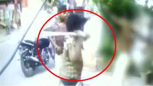 பரபர வீடியோ.. 15 வயசு சிறுமியுடன் காதல்.. கல்யாணம் ஆன மணிகண்டனை துரத்தி துரத்தி தாக்கிய அண்ணன்கள் 