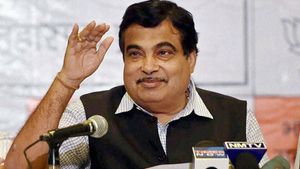 வண்டியை விற்று செலுத்தும் அளவுக்கு அபராதத்தை உயர்த்திட்டீங்களே.. நிருபர்கள் கேள்வி.. கட்கரி பதில் 