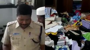 காய் நறுக்கி.. சமைத்து சாப்பிட்டு விட்டு.. 50 பவுன் நகைகளை கொள்ளையடித்து சென்ற போக்கிரிகள்! 