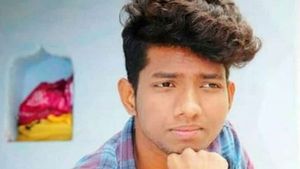 தூங்கி கொண்டிருந்த ரஜினி ரசிகர்.. எழுப்பி கழுத்தில் குத்தி கொன்ற நண்பன்.. அதிர்ச்சியில் லால்குடி! 