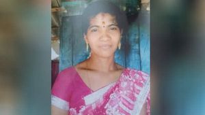 அரை நிர்வாண நிலையில்.. சேலையால் கழுத்தை நெறித்து தண்டவாளத்தில் வீசப்பட்ட பெண்.. சிக்கிய காதலன்! 