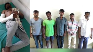 என்னா ஒரு வெறித்தனம்.. தியேட்டரை அடித்து துவம்சம் செய்த .. அமமுக நிர்வாகியின் ரவுடித்தனம் 