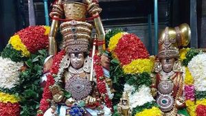 மதுரை பிட்டுத்திருவிழா கோலாகலம்: பிட்டுக்கு மண் சுமந்த இறைவன்