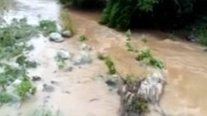ஈரோடு அருகே உடைந்த தடுப்பணை மதகு.. பீறிட்டு அடிக்கும் தண்ணீர்.. மக்கள் பீதி 