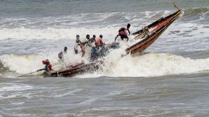 ராமேஸ்வரம் மீனவர்கள் சென்ற படகு கவிழ்ந்து விபத்து.. 8 மீனவர்கள் மாயம் 