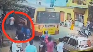 சாலையோரம் நின்றவர் மீது மோதிய அரசு பஸ்.. டிரைவருக்கு அடி உதை!
