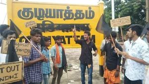 குடியாத்தம் ரயில் நிலையத்தில் இந்தி எழுத்துகளை அழித்த திமுகவினர் கைதால் பரபரப்பு 
