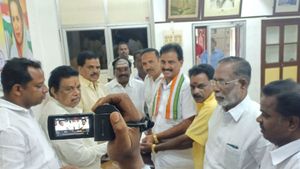 நாராயணசாமிக்காக தொகுதி தானம் செய்த ஜான் குமார்.. இடைத் தேர்தலில் போட்டி.. டெல்லி பதவியை துறந்தார்