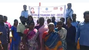 சுற்றுலா தினம்.. கன்னியாகுமரிக்கு வந்த சுற்றுலா பயணிகளுக்கு சங்குமாலை அணிவிப்பு!