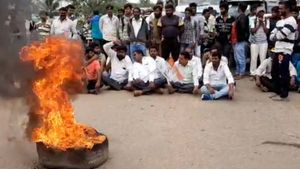 டிகே சிவகுமார் கைது.. கர்நாடகா பந்த்துக்கு காங்கிரஸ் அழைப்பு .. பெங்களூர்-மைசூர் ரோடு ஸ்தம்பிப்பு 