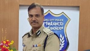 அரசியல்வாதிகள் போன் ஒட்டுக்கேட்பு.. மாஜி பெங்களூர் போலீஸ் கமிஷனர் அலோக் குமார் வீட்டில் சிபிஐ ரெய்டு