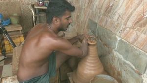 கை இல்லை என்றால் என்ன.. தன்னம்பிக்கை இருக்கிறதே.. அசத்தும் மதுரை இளைஞர் 