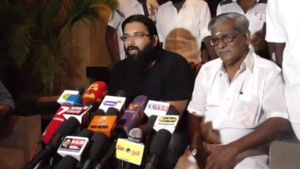 புதர் மண்டிப் போய்க் கிடக்கும் எம்ஜிஆர்.. தாத்தாவின் சிலைகளுக்கு இந்த கதியா.. பேரன் வேதனை!