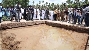 கீழடி அகழாய்வு நிலத்தை பார்வையிட்ட திமுக தலைவர் ஸ்டாலின்! 