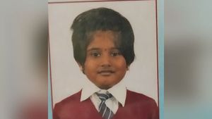 வெலவெலத்த ஊட்டி.. 5 வயது குழந்தையுடன் போட் ஹவுஸ் ஏரியில் குதித்து இளம்தாய் தற்கொலை! 