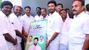 தேனி தொகுதியில் ''உங்களுடன் நான்'' செயலி அறிமுகம்...! ஓ.பி.எஸ்.மகனின் புது முயற்சி