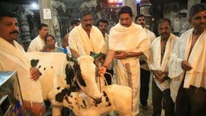  கோவிலுக்கு ''கோ தானம்'’ வழங்கிய ஓ.பி.எஸ்.இளைய மகன்..! 