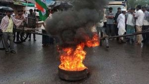 டிகே சிவகுமார் கைதை கண்டித்து காங். பந்த்.. 10 பேருந்துகளுக்கு தீவைப்பு.. கர்நாடகத்தில் மக்கள் அவதி 