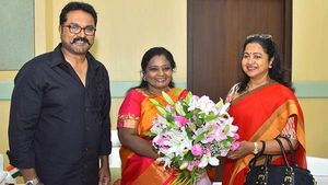 தமிழிசையை சந்தித்து  சரத்குமார், ராதிகா வாழ்த்து