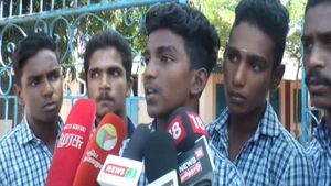 ஸ்டாப்பில் நிற்காத அரசு பஸ்.. தட்டிக் கேட்ட மாணவர்கள்.. தாக்கிய குண்டர்கள்.. நாகர்கோவில் பரபரப்பு