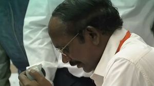 சந்திரயான் லேண்டருடன் தொடர்பை இழந்ததும் என்ன சொன்னார் சிவன்? விஞ்ஞானிகள் அறையில் நடந்தது இதுதான்! 