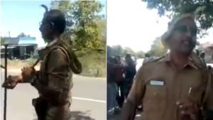 இன்ஸ்பெக்டர் தலையில் நெளிந்த விஷபாம்பு.. கழுத்தில் மாலையாக சுற்றி கெத்து நடை.. வைரலாகும் வீடியோ 