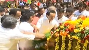 இம்மானுவேல் சேகரன் நினைவிடத்தில் ஸ்டாலின் மரியாதை
