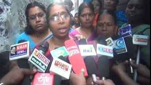 பள்ளிக்குப் போகும் வழியில் குடிகாரர்கள் கூட்டம்.. காரணம் மதுக் கடை.. பெண்கள் கொந்தளிப்பு!