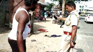 உடம்பெல்லாம் ரத்தம்.. கட்டிங் வேணும்.. ஃபுல் போதையில் அட்டகாசம் செய்த இளைஞர்.. மிரட்டல் வீடியோ!