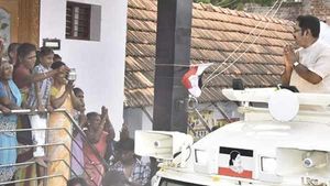  ''அண்ணே எங்க வீட்டுல  தண்ணியாவது குடிங்க''.. திக்குமுக்காடிய தினகரன்..!