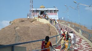 பச்சரிசி மாவிடிச்சு.. பக்குவமாக வேகவைச்சு. ஆஹா.. உச்சிப்பிள்ளையாருக்கு ராட்சத கொழுக்கட்டை படையல் 