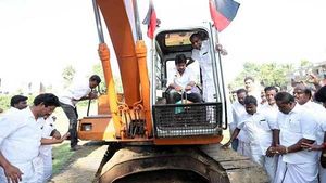 திருவாரூரை கலக்கிய உதயநிதி..! குளம் தூர்வாரும் பணிகள் ஜரூர்..!