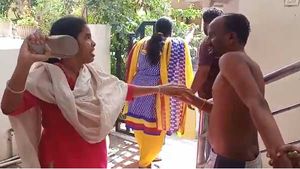 தகாத உறவு.. அரை நிர்வாண கோலம்.. செருப்பு, துடைப்பத்தால் கணவனை வெளுத்த மனைவி.. வைரல் வீடியோ 