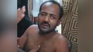 என் மனைவியும்.. உன் கணவரும்.. இந்தா செருப்பு நல்லா அடி.. வாணியம்பாடியில் பரபரப்பு.. வைரல் வீடியோ