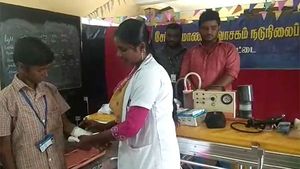 பாம்பு கடிச்சா வாயை வச்சு உறிஞ்சாதீங்க.. 108 ஆம்புலன்ஸ் நர்ஸ் தரும் அட்வைஸ்!