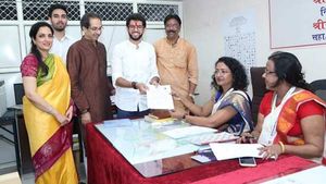 மகாராஷ்டிரா சட்டசபை தேர்தல்: வொர்லி தொகுதியில் உத்தவ் தாக்கரே மகன் ஆதித்யா தாக்கரே வேட்புமனு தாக்கல்