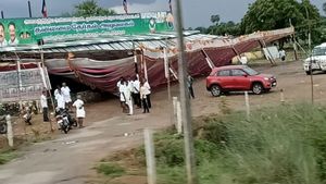 சரிந்து விழுந்த அதிமுக தேர்தல்பணிமனை... சகுனம் பார்க்கும் நிர்வாகிகள் 