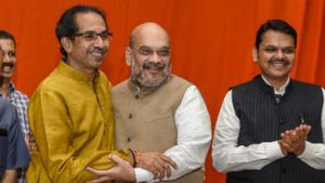 அதிக இடங்களில் வெற்றி முகம்: மகாராஷ்டிராவில் ஆட்சியை தக்க வைக்கிறது பாஜக-சிவசேனா 